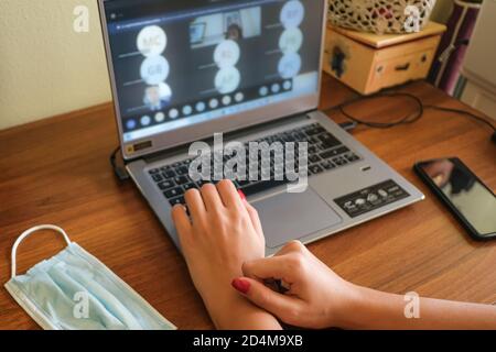 Une femme se fait voir tout en effectuant un appel vidéo de cours universitaire intelligent dans la pandémie de covid-19 Banque D'Images