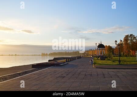 Le remblai de Petrozavodsk et le lac d'Onega au lever du soleil. Lac dans la partie nord-ouest de la Russie européenne, sur le territoire de la République de Carélie Banque D'Images