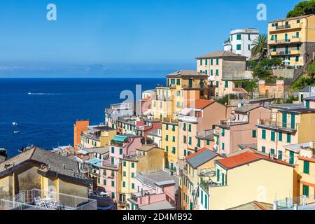 Maisons de village anciennes et colorées sur la mer. Lieu: Ville de Riomaggiore dans la région italienne de Ligurie. Bâtiments perchés. Banque D'Images