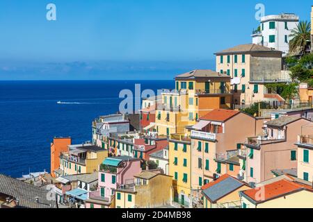 Maisons de village anciennes et colorées sur la mer. Lieu: Ville de Riomaggiore dans la région italienne de Ligurie. Bâtiments perchés. Banque D'Images