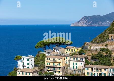 Maisons de village anciennes et colorées sur la mer. Lieu: Ville de Riomaggiore dans la région italienne de Ligurie. Bâtiments perchés. Banque D'Images