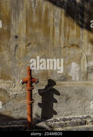 Plan vertical d'un mur rouillé avec une borne d'incendie devant Banque D'Images