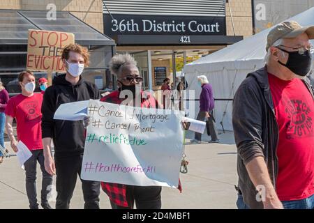 Detroit, Michigan, États-Unis. 9 octobre 2020. Les manifestants demandent au juge en chef du 36e tribunal de district de mettre fin aux procédures d'expulsion. Ils ont dit que personne ne devrait être sorti de chez eux pendant la crise de santé publique du coronavirus. Crédit : Jim West/Alay Live News Banque D'Images