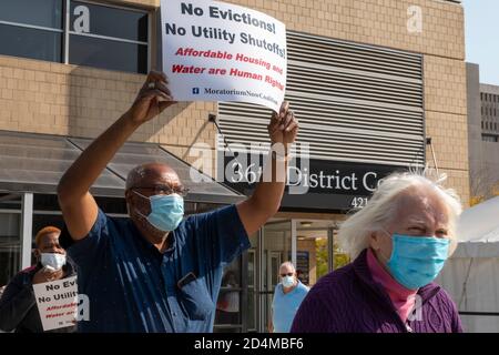 Detroit, Michigan, États-Unis. 9 octobre 2020. Les manifestants demandent au juge en chef du 36e tribunal de district de mettre fin aux procédures d'expulsion. Ils ont dit que personne ne devrait être sorti de chez eux pendant la crise de santé publique du coronavirus. Crédit : Jim West/Alay Live News Banque D'Images