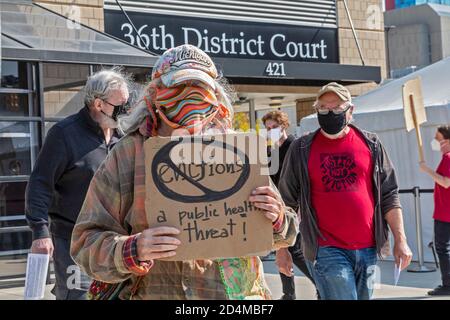 Detroit, Michigan, États-Unis. 9 octobre 2020. Les manifestants demandent au juge en chef du 36e tribunal de district de mettre fin aux procédures d'expulsion. Ils ont dit que personne ne devrait être sorti de chez eux pendant la crise de santé publique du coronavirus. Crédit : Jim West/Alay Live News Banque D'Images