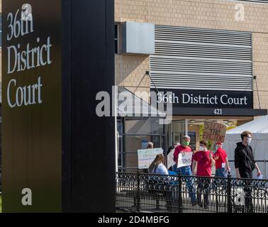 Detroit, Michigan, États-Unis. 9 octobre 2020. Les manifestants demandent au juge en chef du 36e tribunal de district de mettre fin aux procédures d'expulsion. Ils ont dit que personne ne devrait être sorti de chez eux pendant la crise de santé publique du coronavirus. Crédit : Jim West/Alay Live News Banque D'Images