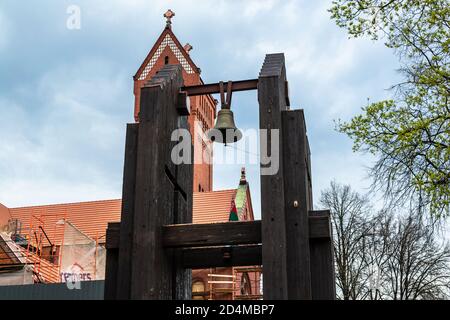 Minsk, Bélarus - 29 avril 2017 : Eglise de Saint Siméon et Sainte-Hélène et cloche. Avenue de l'indépendance Banque D'Images