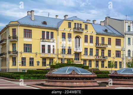 Minsk, Bélarus - 29 avril 2017 : immeuble sur la place de l'indépendance - avenue de l'indépendance à Minsk Banque D'Images