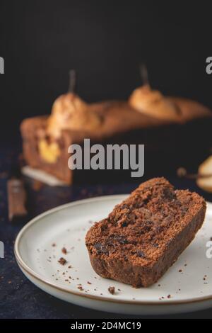 Gâteau au chocolat vegan maison avec poires pochées servi sur l'assiette. Gâteau d'automne. Banque D'Images