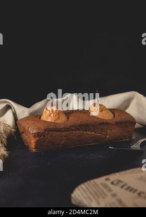 Gâteau au chocolat vegan maison avec poires pochées. Banque D'Images