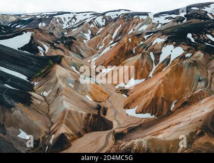 Landmannalaugar, montagnes arc-en-ciel depuis la vue sur les oiseaux. Photographie de drone dans les Highlands d'Islande. Tourisme en Islande Banque D'Images