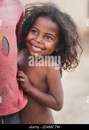 Ranohira, Madagascar - 29 avril 2019 : petit garçon africain inconnu debout derrière un enfant plus grand, souriant. À Madagascar, surtout l'enfant malgache Banque D'Images