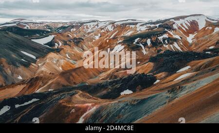 Landmannalaugar, montagnes arc-en-ciel depuis la vue sur les oiseaux. Photographie de drone dans les Highlands d'Islande. Tourisme en Islande Banque D'Images