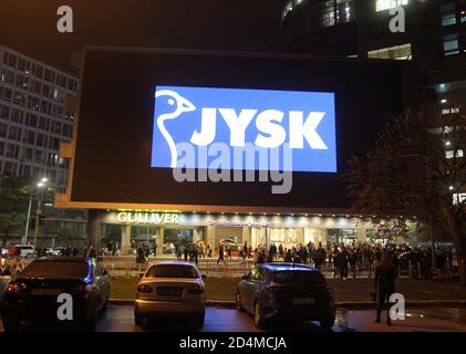 Un écran énorme montre le logo JYSK sur un centre commercial dans le centre-ville de Kiev. Banque D'Images