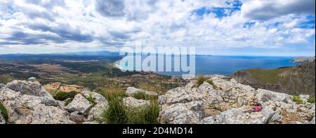 Spectaculaire photo panoramique de la baie d'Alcudia, depuis le sommet de la montagne Ferrutx. En arrière-plan, la ville de son Serra de Marina, Majorque. Banque D'Images