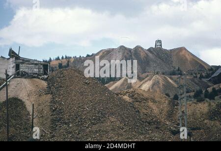 LA PILE DE RÉSIDUS DE L'USINE D'OR QUI A ÉTÉ ABANDONNÉE DANS LES années 1930 - emplacement: Dans ou près de Cripple Creek; Colorado ca. 1972 Banque D'Images