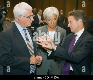 La Chancelière britannique de l'Échiquier Alistair Darling (L) la Ministre des Finances française Christine Lagarde (C) et le Secrétaire au Trésor américain Tim Geithner (R) parlent après leur réunion du G-7 au Centre des Congrès d'Istanbul ca. 3 octobre 2009 Banque D'Images