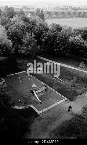 AJAXNETPHOTO. SEPTEMBRE 2007. JENA, ALLEMAGNE. - AIRE DE JEUX - VUE DEPUIS L'HÔTEL STEINBERGER MAXX SUR L'AIRE DE JEUX PUBLIQUE POUR ENFANTS. PHOTO:JONATHAN EASTLAND/AJAX REF:71610 554401 67 Banque D'Images