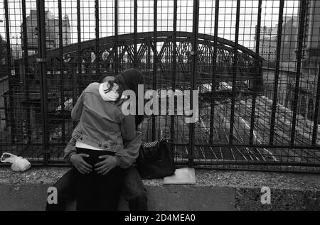 AJAXNETPHOTO. PARIS, FRANCE. - ROMANCÉ - UN COUPLE SUR UNE ROUTE TRAVERSANT DES VOIES FERRÉES PASSANT SOUS LA RUE DE L'AQUEDUC EN DIRECTION DE LA GARE DE L'EST. PHOTO:JONATHAN EASTLAND/AJAX REF:30606 24 Banque D'Images