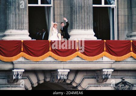 AJAXNETPHOTO. 23 JUILLET 1986. LONDRES, ANGLETERRE. - VAGUE DE BALCON - HRH PRINCE ANDREW ET SARAH FERGUSON - DUC ET DUCHESSE DE YORK - VAGUE À LA FOULE DE BALCON DE BUCKINGHAM PALACE APRÈS LEUR MARIAGE. PHOTO : JONATHAN EASTLAND/AJAX REF:81403 1986 5B5 Banque D'Images