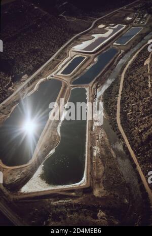 Bassin de retenue à l'usine de traitement de l'uranium - emplacement : à Uravan ou près; Colorado ca. 1972 Banque D'Images