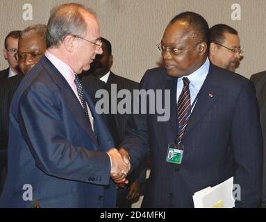 Rodrigo de Rato (L), directeur général du Fonds monétaire international, salue Le Président du G-24, Paul Toungui, du Gabon (R), à la Réunion ministérielle du G-24 au Siège du Fonds monétaire international Banque D'Images