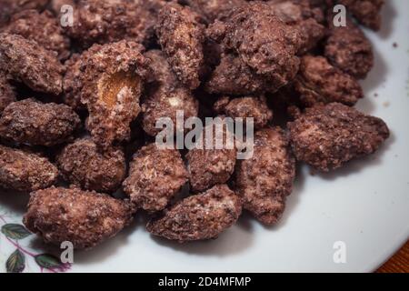 Sucreries siciliennes typiques : détail d'amandes de pralinate Avola délicieuses et croquantes Banque D'Images