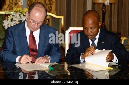 Le directeur général du FMI, Rodrigo de Rato y Figaredo, rencontre avec le ministre des Finances et du Budget de la Guinée équatoriale, Marcelino Owono Edu ca. 14 mars 2006 Banque D'Images