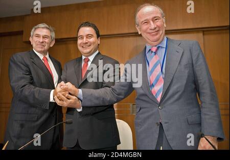 Le directeur général du Fonds monétaire international Rodrigo de Rato (R) le ministre turc de l'économie Ali Babacan (C) et le président de la Banque mondiale Paul Wolfowitz (L) se serrent les mains après avoir signé le protocole d'accord pour les réunions annuelles 2009 du FMI et de la Banque mondiale qui se tiendront en Turquie. L'accord a été signé le 20 2006 septembre à la fin des réunions annuelles de 2006 qui se sont tenues au Suntec Convention Centre à Singapour Banque D'Images