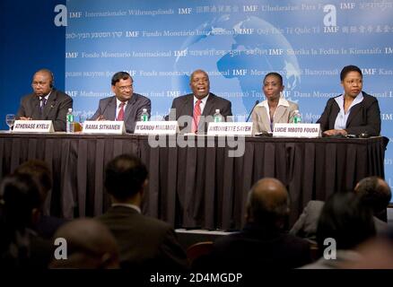 Le ministre des Finances et de la planification nationale de la Zambie n'gandu Peter Magande (C), présente la presse lors de la conférence de presse des ministres africains des Finances au siège du FMI à Washington, DC, le 14 avril 2007. Personnes : Ministre des Finances de la République démocratique du Congo Athanase Matenda Kyelu Vice-Premier Ministre et Ministre des Finances et du développement économique de Maurice Rama Krishna Sithanen Ministre des Finances et de la planification nationale de la Zambie n'gandu Peter Magande Ministre des Finances du Libéria Antoinette M. Sayeh Département des relations extérieures de La FIOM Lucie Mboto Fouda Banque D'Images