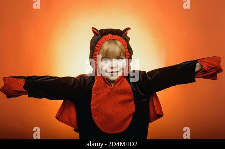 Un enfant heureux à Halloween sur le monde. Trick or Treat. Robes d'Halloween et costumes Dracula. Meilleures idées pour Halloween. Jack-o-lanternes. Le plus Banque D'Images