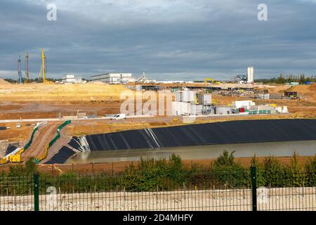 West Hyde, Hertfordshire, Royaume-Uni. 9 octobre 2020. Les travaux se poursuivent sur le site de construction du portail sud du tunnel de Chiltern HS2. Des tunnels de 10 km en direction du nord et du sud seront coupés sous terre à travers les Chilterns pour la nouvelle ligne de train à grande vitesse HS2 de Londres à Birmingham. Deux aléseuses de tunnel sont en construction en Allemagne pour HS2. HS2 met en péril 108 anciennes terres boisées, 693 sites fauniques et 33 ISRS. L'opposition à HS2 par les militants écologistes continue de croître. Crédit : Maureen McLean/Alay Banque D'Images