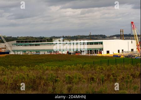 West Hyde, Hertfordshire, Royaume-Uni. 9 octobre 2020. Les travaux se poursuivent sur le site de construction du portail sud du tunnel de Chiltern HS2. Des tunnels de 10 km en direction du nord et du sud seront coupés sous terre à travers les Chilterns pour la nouvelle ligne de train à grande vitesse HS2 de Londres à Birmingham. Deux aléseuses de tunnel sont en construction en Allemagne pour HS2. HS2 met en péril 108 anciennes terres boisées, 693 sites fauniques et 33 ISRS. L'opposition à HS2 par les militants écologistes continue de croître. Crédit : Maureen McLean/Alay Banque D'Images