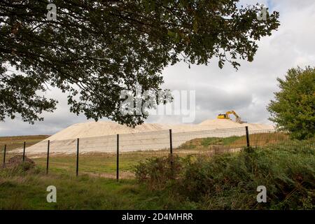 West Hyde, Hertfordshire, Royaume-Uni. 9 octobre 2020. Les travaux se poursuivent sur le site de construction du portail sud du tunnel de Chiltern HS2. Des tunnels de 10 km en direction du nord et du sud seront coupés sous terre à travers les Chilterns pour la nouvelle ligne de train à grande vitesse HS2 de Londres à Birmingham. Deux aléseuses de tunnel sont en construction en Allemagne pour HS2. HS2 met en péril 108 anciennes terres boisées, 693 sites fauniques et 33 ISRS. L'opposition à HS2 par les militants écologistes continue de croître. Crédit : Maureen McLean/Alay Banque D'Images