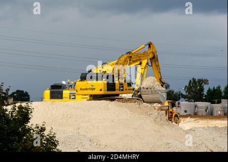 West Hyde, Hertfordshire, Royaume-Uni. 9 octobre 2020. Les travaux se poursuivent sur le site de construction du portail sud du tunnel de Chiltern HS2. Des tunnels de 10 km en direction du nord et du sud seront coupés sous terre à travers les Chilterns pour la nouvelle ligne de train à grande vitesse HS2 de Londres à Birmingham. Deux aléseuses de tunnel sont en construction en Allemagne pour HS2. HS2 met en péril 108 anciennes terres boisées, 693 sites fauniques et 33 ISRS. L'opposition à HS2 par les militants écologistes continue de croître. Crédit : Maureen McLean/Alay Banque D'Images