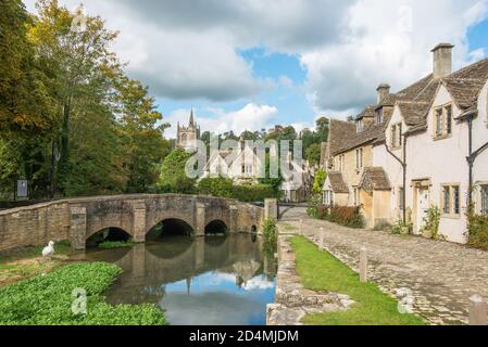 Vue sur le village et la rivière Bybrook, Castle Combe, Wiltshire, Angleterre, Royaume-Uni Banque D'Images