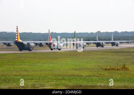 Les C-130 de la US Air Force et de la Air National Guard de la base aérienne de Little Rock survolent l'Arkansas, le 8 octobre 2020. L'examen aérien du 65e anniversaire a été un hommage collaboratif pour reconnaître la communauté locale pour son soutien et son partenariat avec la base. (É.-U. Photo de la Garde nationale aérienne par le Sgt. Jessica rôles) Banque D'Images