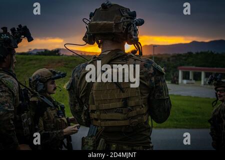 Les Marines de reconnaissance de la force avec la 31e Force de RAID maritime de l’unité expéditionnaire maritime font un compte rendu de mission après un exercice de défrichement à Camp Hansen, Okinawa, Japon, le 7 octobre 2020. Les Marines ont mené un insert aérien, une formation de baillage et un nettoyage de salle à plusieurs niveaux, augmentant ainsi les compétences et la préparation à la mission. (É.-U. Photo du corps marin par lance Cpl. Colton K. Garrett) Banque D'Images