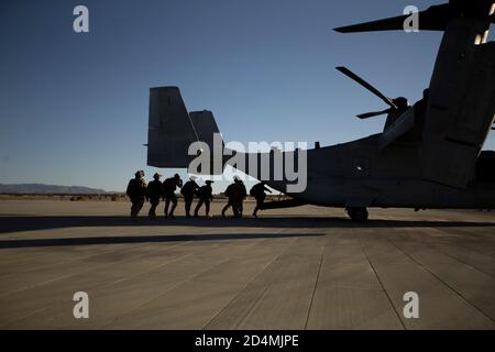 Les Marines des États-Unis avec 3d reconnaissance Battalion, attaché au 4th Marine Regiment, 3d Marine Division, chargent sur un MV-22 Osprey (USMC) pour mener une haute altitude ouverture libre lors de l'exercice d'entraînement de service 1-21 au Marine corps Air Ground combat Center Twentynine Palms, Californie, le 2 octobre 2020. 3d reconnaissance Battalion a mené des opérations militaires de soutien en vue d’un exercice de manoeuvre de guerre, démontrant leur compétence technique et tactique pendant les opérations du régiment. (É.-U. Photo du corps marin par lance Cpl. Juan Carpanzano) Banque D'Images