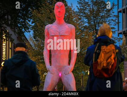 Essen, NRW, Allemagne. 09e octobre 2020. Installation 2, 'Breathe', une sculpture légère de l'artiste allemand Markus Anders.le festival annuel de lumière d'Essen se déroule jusqu'au 11 octobre de cette année et attire régulièrement une grande foule de spectateurs qui se promènent autour du sentier des installations de lumière dans le quartier central des boutiques et de la culture de la ville. Credit: Imagetraceur/Alamy Live News Banque D'Images