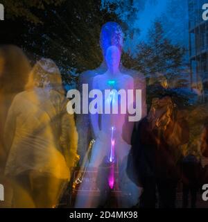 Essen, NRW, Allemagne. 09e octobre 2020. Installation 2, 'Breathe', une sculpture légère de l'artiste allemand Markus Anders.le festival annuel de lumière d'Essen se déroule jusqu'au 11 octobre de cette année et attire régulièrement une grande foule de spectateurs qui se promènent autour du sentier des installations de lumière dans le quartier central des boutiques et de la culture de la ville. Credit: Imagetraceur/Alamy Live News Banque D'Images