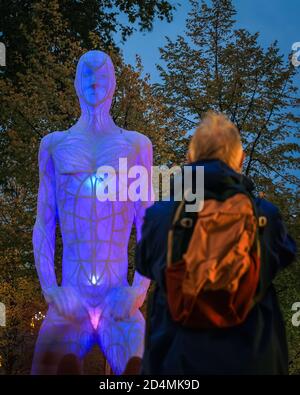 Essen, NRW, Allemagne. 09e octobre 2020. Installation 2, 'Breathe', une sculpture légère de l'artiste allemand Markus Anders.le festival annuel de lumière d'Essen se déroule jusqu'au 11 octobre de cette année et attire régulièrement une grande foule de spectateurs qui se promènent autour du sentier des installations de lumière dans le quartier central des boutiques et de la culture de la ville. Credit: Imagetraceur/Alamy Live News Banque D'Images