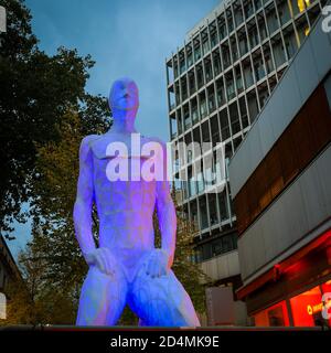 Essen, NRW, Allemagne. 09e octobre 2020. Installation 2, 'Breathe', une sculpture légère de l'artiste allemand Markus Anders.le festival annuel de lumière d'Essen se déroule jusqu'au 11 octobre de cette année et attire régulièrement une grande foule de spectateurs qui se promènent autour du sentier des installations de lumière dans le quartier central des boutiques et de la culture de la ville. Credit: Imagetraceur/Alamy Live News Banque D'Images