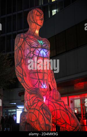 Essen, NRW, Allemagne. 09e octobre 2020. Installation 2, 'Breathe', une sculpture légère de l'artiste allemand Markus Anders.le festival annuel de lumière d'Essen se déroule jusqu'au 11 octobre de cette année et attire régulièrement une grande foule de spectateurs qui se promènent autour du sentier des installations de lumière dans le quartier central des boutiques et de la culture de la ville. Credit: Imagetraceur/Alamy Live News Banque D'Images