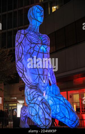 Essen, NRW, Allemagne. 09e octobre 2020. Installation 2, 'Breathe', une sculpture légère de l'artiste allemand Markus Anders.le festival annuel de lumière d'Essen se déroule jusqu'au 11 octobre de cette année et attire régulièrement une grande foule de spectateurs qui se promènent autour du sentier des installations de lumière dans le quartier central des boutiques et de la culture de la ville. Credit: Imagetraceur/Alamy Live News Banque D'Images