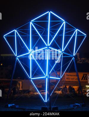 Essen, NRW, Allemagne. 09e octobre 2020. Installation 9 une forme de lumière triangulaire. Le festival annuel de lumière d'Essen se déroule jusqu'au 11 octobre de cette année et attire régulièrement une foule de spectateurs qui se promènent autour du sentier des installations de lumière dans le quartier central des boutiques et de la culture de la ville. Credit: Imagetraceur/Alamy Live News Banque D'Images