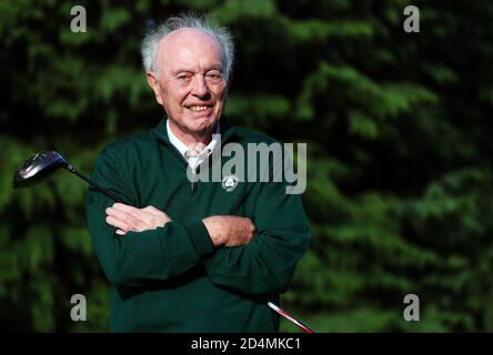 Eddie Harper, ancien Conventeur junior au Hollywood Golf Club, Co. Down, qui a reçu la Médaille de l'Empire britannique (BEM) pour ses services au Junior Golf en Irlande du Nord dans la liste des honneurs d'anniversaire de la Reine, sur la première boîte à tee du club. Banque D'Images