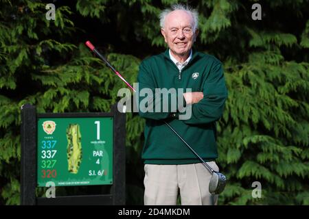 Eddie Harper, ancien Conventeur junior au Hollywood Golf Club, Co. Down, qui a reçu la Médaille de l'Empire britannique (BEM) pour ses services au Junior Golf en Irlande du Nord dans la liste des honneurs d'anniversaire de la Reine, sur la première boîte à tee du club. Banque D'Images