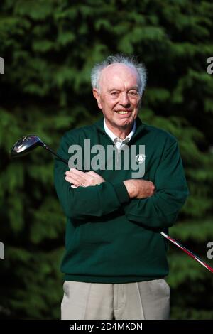 Eddie Harper, ancien Conventeur junior au Hollywood Golf Club, Co. Down, qui a reçu la Médaille de l'Empire britannique (BEM) pour ses services au Junior Golf en Irlande du Nord dans la liste des honneurs d'anniversaire de la Reine, sur la première boîte à tee du club. Banque D'Images