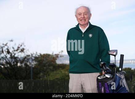 Eddie Harper, ancien Conventeur junior au Hollywood Golf Club, Co. Down, qui a reçu la Médaille de l'Empire britannique (BEM) pour ses services au Junior Golf en Irlande du Nord dans la liste des honneurs d'anniversaire de la Reine, sur la première boîte à tee du club. Banque D'Images